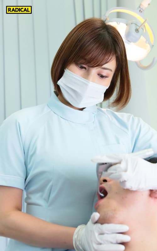 MANIVR-021 [VR] 当我抓住将我的巨乳压在我脸上的牙科保健员的巨乳时，我叹了口气，感觉它若宮はずき
