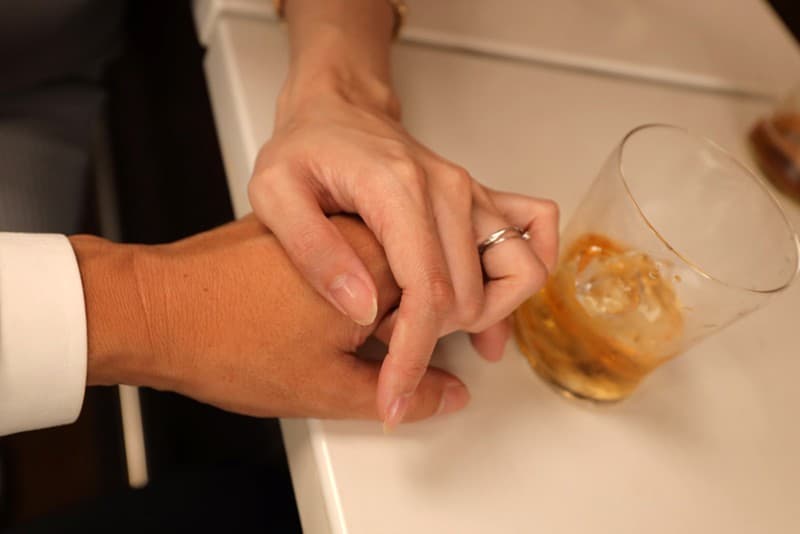 AVERV-008 [VR] 与我在 BAR 遇到的最好的已婚女人的无限恋情。被无畏荡妇片面侵犯 ● 持续被侵犯的最新情色方程式蓮実クレア