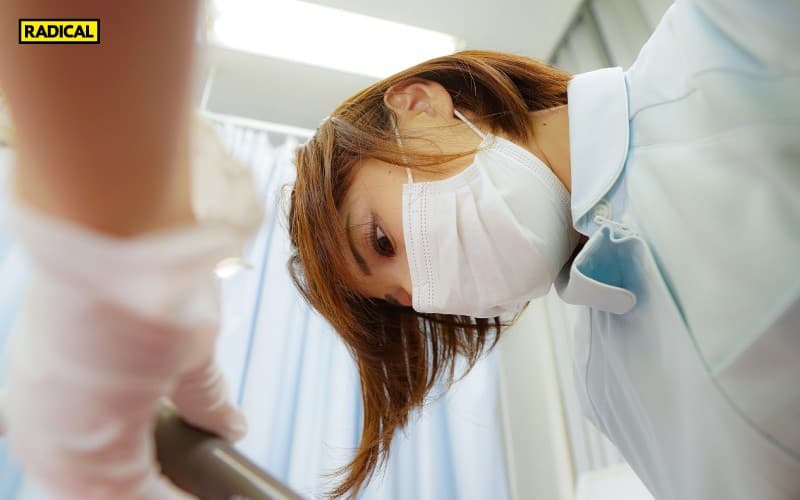 MANIVR-021 [VR] 当我抓住将我的巨乳压在我脸上的牙科保健员的巨乳时，我叹了口气，感觉它若宮はずき