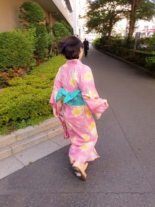 KIWVR-157 [VR] 追赶要和男友约会的快乐高潮女友，激烈深喉！我犯了浴衣女孩被吓哭了，我用臭精液污染了我的阴道和脸[大量面部射精]仲夏犯罪记录水沢つぐみ