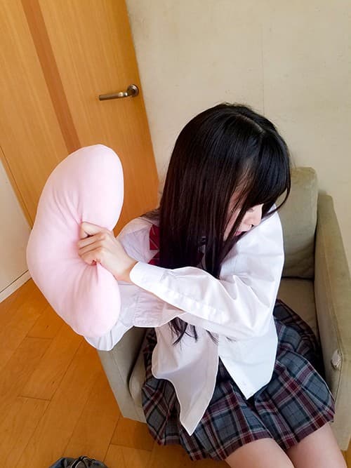 KIWVR-148 [VR] [3D Gonzo VR改] 认出我偶然遇到的温柔整洁的J○家强行操！被不知道的男人嫌弃的身材超敏感体质的苗条美少女被不认识的男人讨厌，扭动到昏厥的边缘，进行面部射精甚至清洁口交的禁忌犯罪记录！ 八尋麻衣