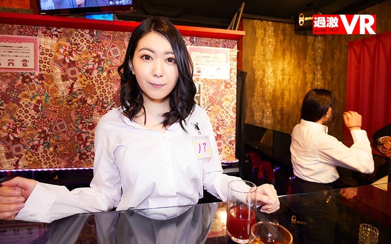 NHVR-090 [VR] 看妹子酒吧的人气No.1 偷偷偷走常客的眼睛偷偷亲吻… 打工结束后在房间里爱爱SEX
