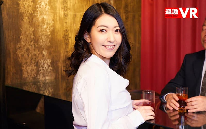 NHVR-090 [VR] 看妹子酒吧的人气No.1 偷偷偷走常客的眼睛偷偷亲吻… 打工结束后在房间里爱爱SEX