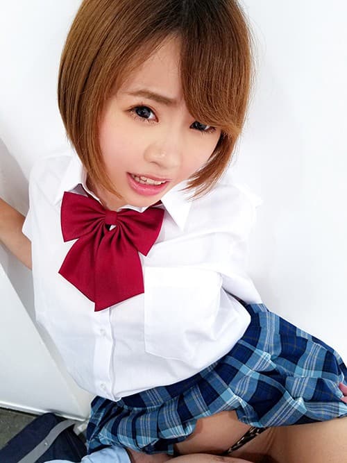 KIWVR-152 [VR] 把离家出走的G罩杯美女巨乳宽松袜GAL带回家，立马推到门口！在享受Blow，Irama，Handjob，Footjob，Fucking之后，我猛烈抨击J○的鬃毛Ma○Ko，让她抽搐射精并射中她的脸！