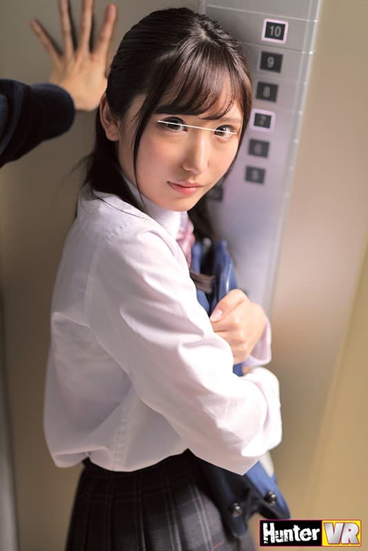 HUNVR-048 【VR】 エレベーター緊急停止VR たまたま同乗していた超可愛い女子○生が不安そうにボクに近づいて来たので『もしかしてイケるのでは？』と思って胸を揉んだらまさかの拒絶…いやいや当然の拒絶！逃げる女子○生を追いかけまわして後に引けないボクは強引に胸を揉み続け…