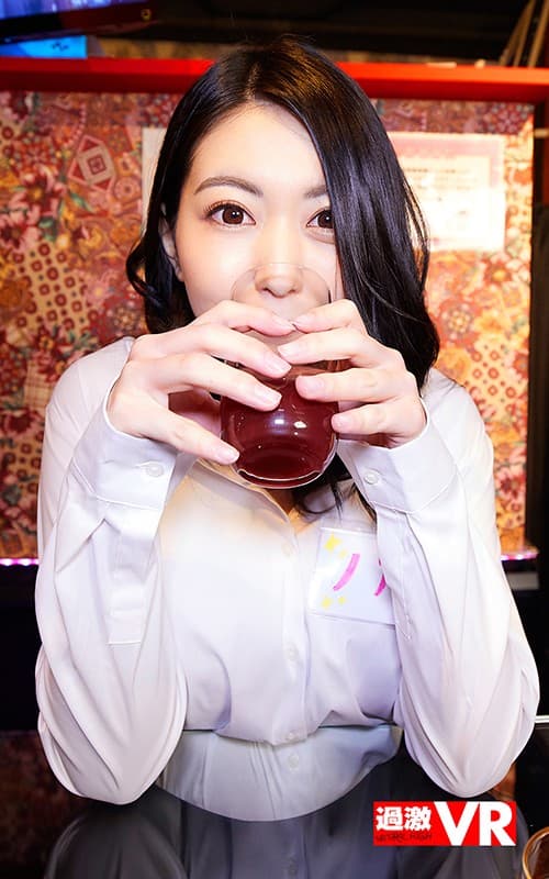 NHVR-090 [VR] 看妹子酒吧的人气No.1 偷偷偷走常客的眼睛偷偷亲吻… 打工结束后在房间里爱爱SEX