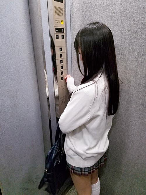 KIWVR-148 [VR] [3D Gonzo VR改] 认出我偶然遇到的温柔整洁的J○家强行操！被不知道的男人嫌弃的身材超敏感体质的苗条美少女被不认识的男人讨厌，扭动到昏厥的边缘，进行面部射精甚至清洁口交的禁忌犯罪记录！ 八尋麻衣