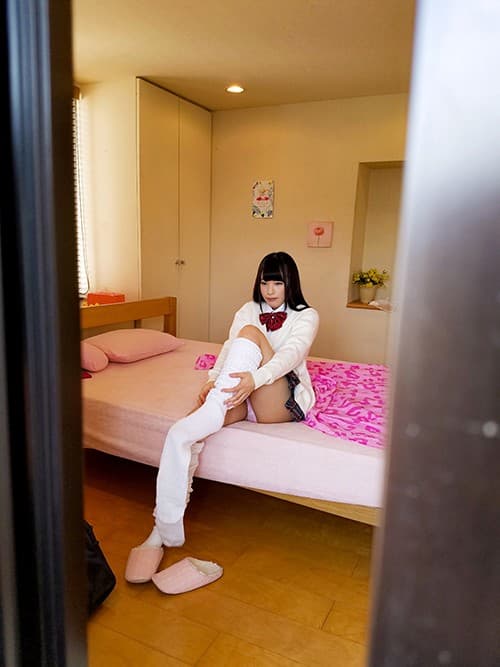 KIWVR-148 [VR] [3D Gonzo VR改] 认出我偶然遇到的温柔整洁的J○家强行操！被不知道的男人嫌弃的身材超敏感体质的苗条美少女被不认识的男人讨厌，扭动到昏厥的边缘，进行面部射精甚至清洁口交的禁忌犯罪记录！ 八尋麻衣