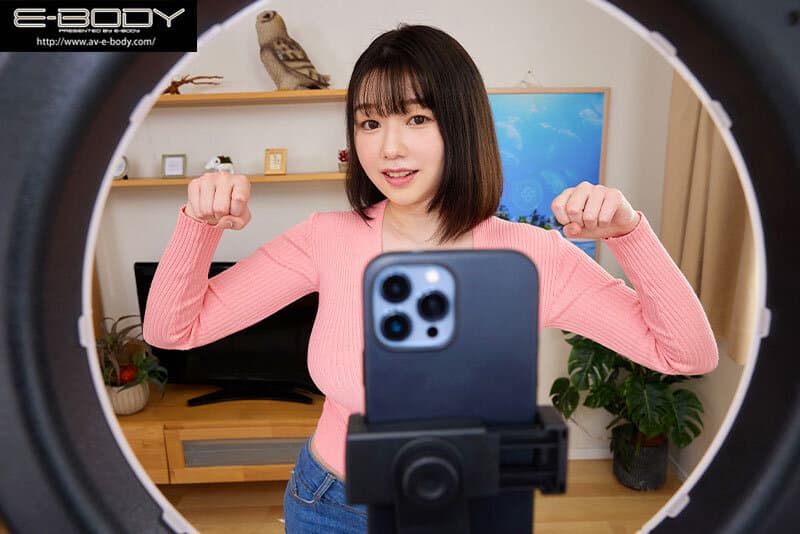 EBVR-098 【VR】人气T●kT●ker着衣巨乳引爆全网，粉丝却不知她是我女友！拍摄背后我们甜蜜恩爱，小坂ひまり