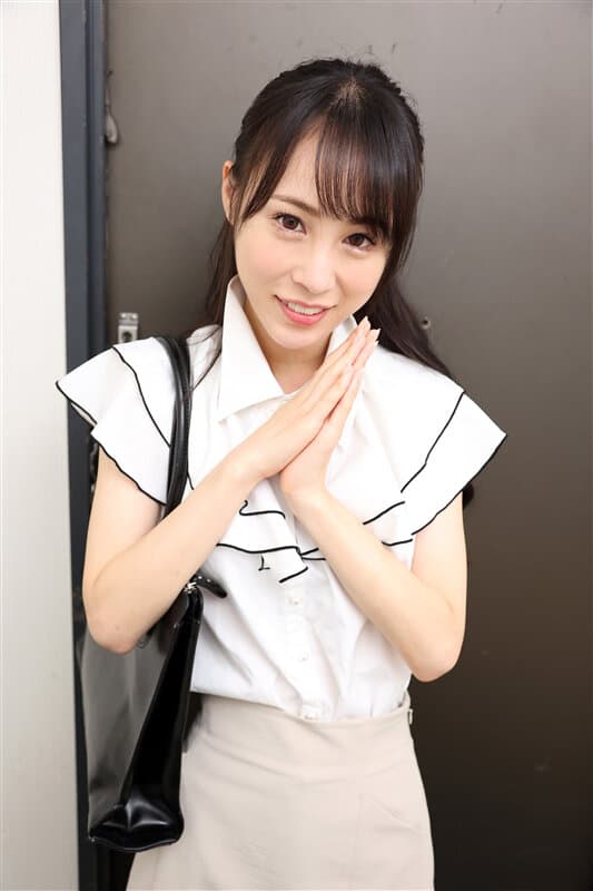 KIWVR-642 【VR】【错过末班车的前辈留宿我家，竟然无内裤无胸罩！】无毛裸露的自然诱惑，纤细美体的前辈让我兴奋不已！无法自控的处男我，尽管有女友，却一整晚贪婪地享用前辈的身体，疯狂交欢… 让人想要保护她的… 上田纱奈