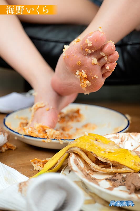 AQUMA-110 【VR】美腿女神用脚踩碎美食的餐厅体验