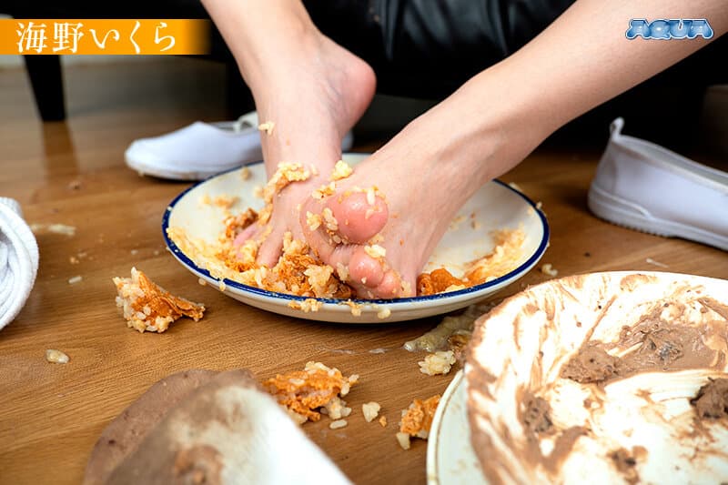 AQUMA-110 【VR】美腿女神用脚踩碎美食的餐厅体验