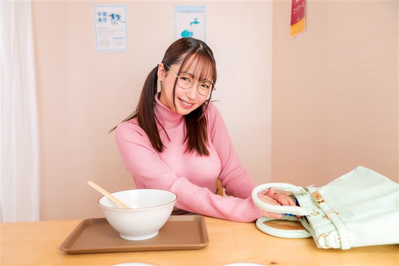 VRPRD-027 【VR】【8K·超高清VR】为了参加漫展，与『眼镜宅女』预定的酒店突然变成合住…我被隐藏巨乳的她整夜袭击，进行了一场激烈的性爱【星乃小姐】