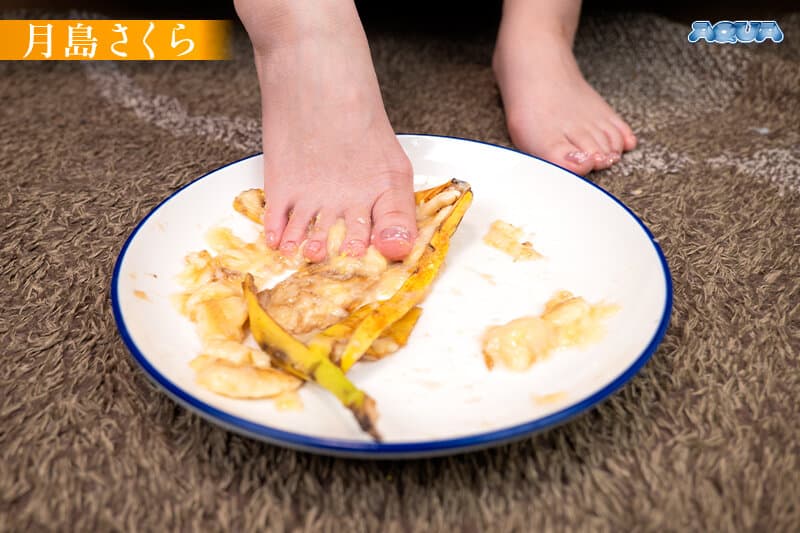 AQUMA-110 【VR】美腿女神用脚踩碎美食的餐厅体验