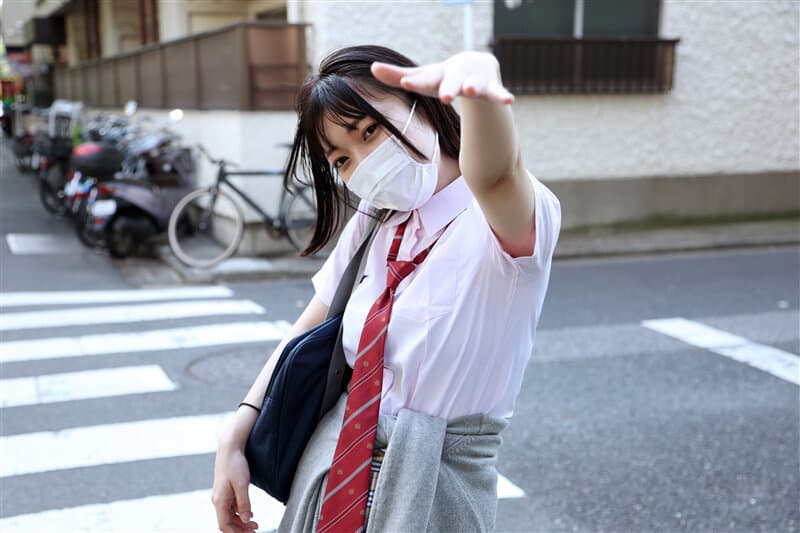 NKKVR-075 [VR] H罩杯娃娃脸学生戴口罩【超肉感专精】与同辈男友S●X无法满足，辣妹大胸J●被呼唤恋爱放学后在酒店与原始中出 VR 发生性关系