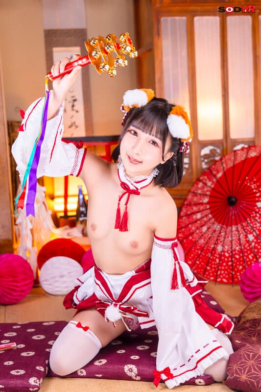 DSVR-1422 【VR】「ニンゲンのオスはこうすればワシを崇めるのじゃろ？」二千年ぶりに現世に舞い降りた無知で好奇心旺盛なのじゃロリ女神様！信仰心を高めるため、ボクのチ●ポをしごいてしゃぶって中出しSEX！ 由良かな