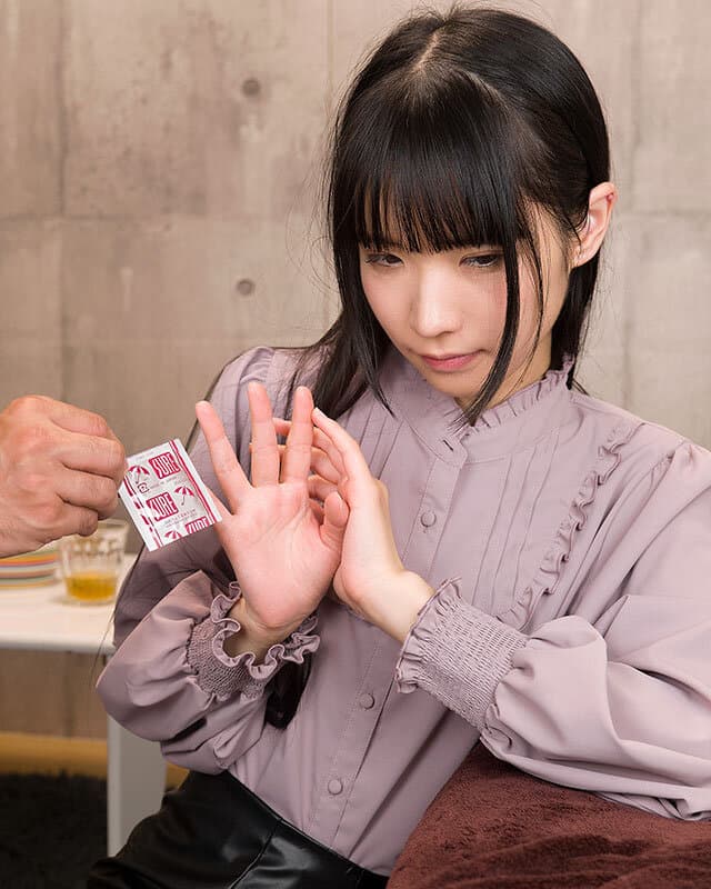 AQULA-025 [VR] 在俱乐部喝酒时一直好奇的女孩也来了。我偷偷准备了安全套，期待着什么，结果在我打瞌睡的时候，杨基里钦开始对我进行调戏……希咲那奈