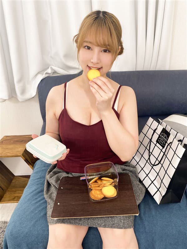 KIWVR-574 [VR] [禁止触摸！实际NG！ 】 出差在男士美容院，当你给拥有Hcup巨乳的美容院美女下了春药后，她就变成了疯狂的淫荡性怪物！唤醒 Gangimari 的变态早泄阴部，通过剧烈摇动臀部来挤压精液 [口中射精，乳交，5 个体内射精，面部射精] 超级… ちなみん