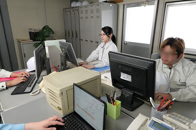 URVRSP-292 [VR] [8K VR] 穿着永久工作服的朴素严肃的后辈，是照顾我无性性欲的便利女性。惠美，23 岁，建筑公司的办公室职员。