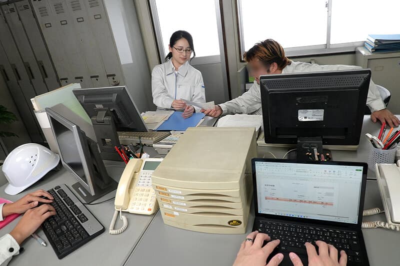 URVRSP-292 [VR] [8K VR] 穿着永久工作服的朴素严肃的后辈，是照顾我无性性欲的便利女性。惠美，23 岁，建筑公司的办公室职员。