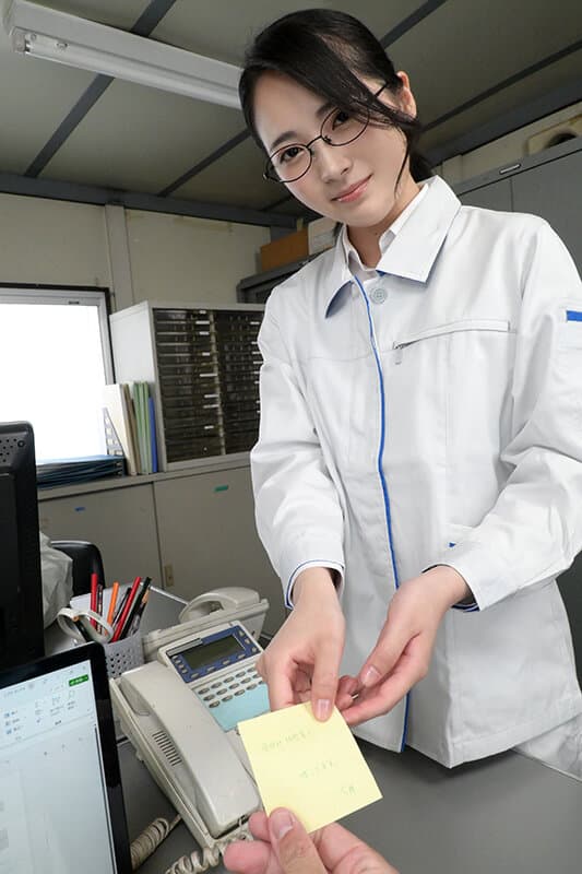 URVRSP-292 [VR] [8K VR] 穿着永久工作服的朴素严肃的后辈，是照顾我无性性欲的便利女性。惠美，23 岁，建筑公司的办公室职员。