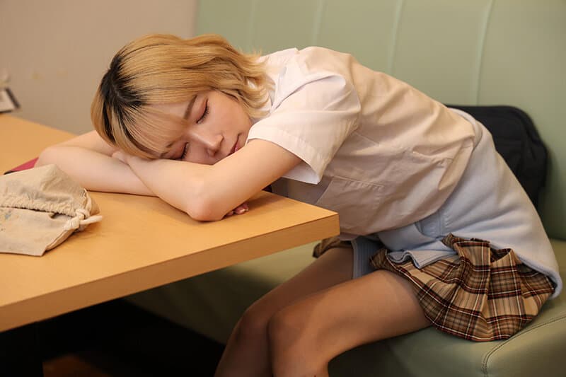 VRKM-1019 [VR] #Late Night Family Restaurant #Runaway JK #PM25:00 悄悄开悟用她的阴部暴露来勾引男人 琴石ゆめる