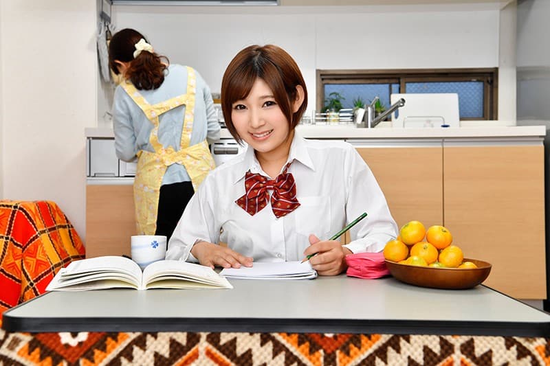 VRVR-080 [VR] HQ超高画质！我对她与被炉一起学习的闷热内裤和闻起来的深蓝色袜子感到非常兴奋！当你无法忍受它和猫玩时，爱溢出的果汁！躲在妈妈的以内，痛苦地做爱！ 市橋えりな