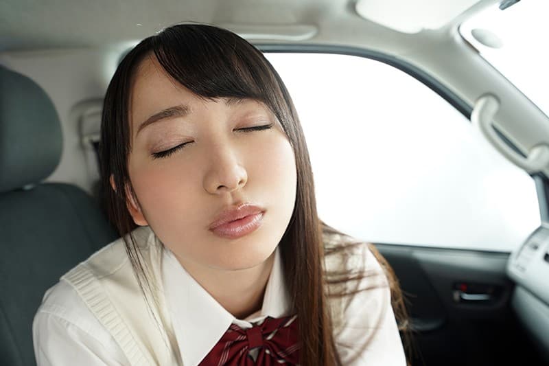 KIWVR-114 [VR]60fps [奇闻趣事 VR] “从第一次看就一直很喜欢，请跟我出去◆” 与成为情人的美少女J○初次约会！ Flirtatious Love Love Creampie Car SEX 弥生みづき 在回家的路上