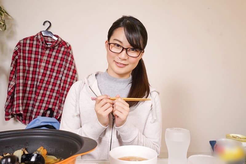 KMVR-616 【VR】上京して隣に引っ越してきた女子大生が鍵をなくして、しょうがなく泊めてあげる。凹んでいる彼女に鍋やお酒をご馳走したら、盛り上???っていい感じにヤリはじめたら、めっちゃエロい