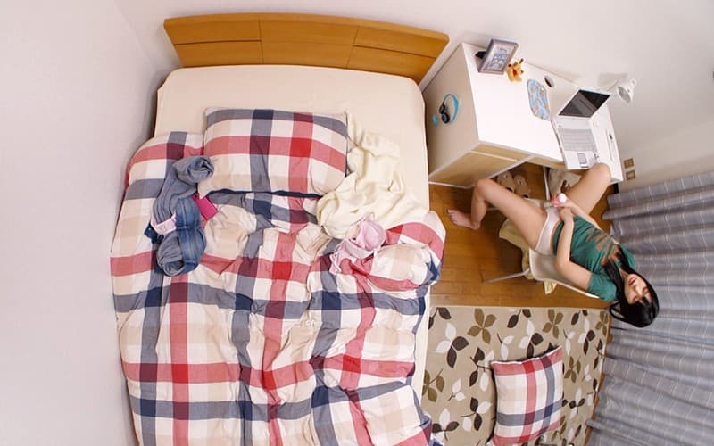 VARM-047 【VR】HQ高画質 幽体離脱できたからいろんな部屋を覗いてみたら女子はオナニーしまくりだし、兄は童貞の俺とは違い彼女とよろしくヤってるし、憑依できるか試したらあっさり成功！これで俺はいろんな女とヤリまくれる！