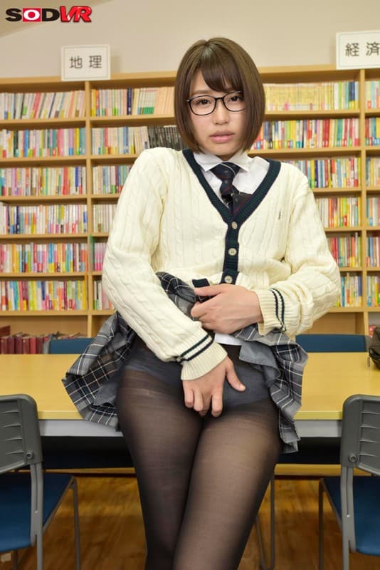 DSVR-391 [VR] 被文艺社的大三学生干了，带着清醒的可爱眼镜黑丝袜妹子唯井まひろ