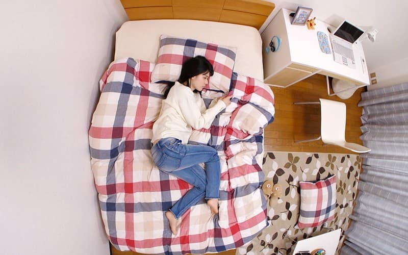 VARM-047 【VR】HQ高画質 幽体離脱できたからいろんな部屋を覗いてみたら女子はオナニーしまくりだし、兄は童貞の俺とは違い彼女とよろしくヤってるし、憑依できるか試したらあっさり成功！これで俺はいろんな女とヤリまくれる！