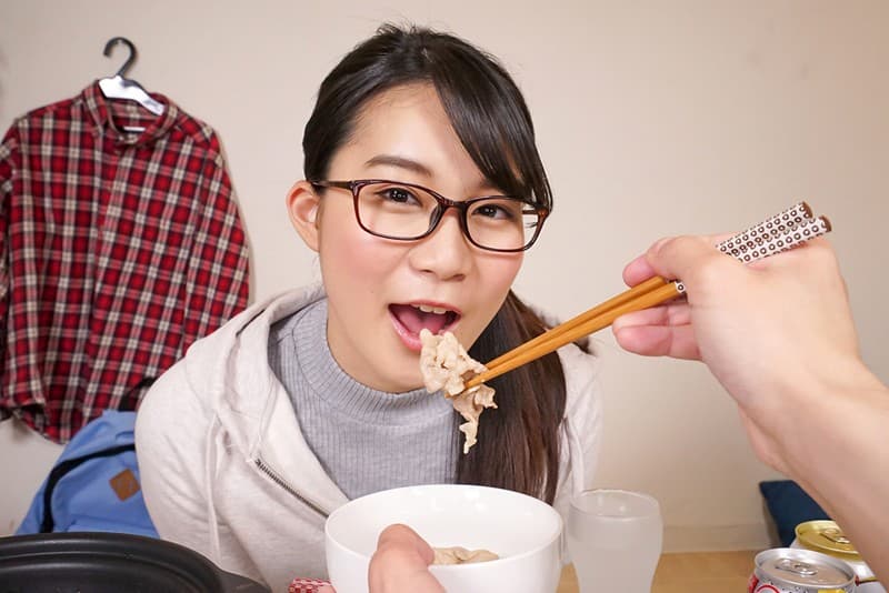 KMVR-616 【VR】上京して隣に引っ越してきた女子大生が鍵をなくして、しょうがなく泊めてあげる。凹んでいる彼女に鍋やお酒をご馳走したら、盛り上???っていい感じにヤリはじめたら、めっちゃエロい