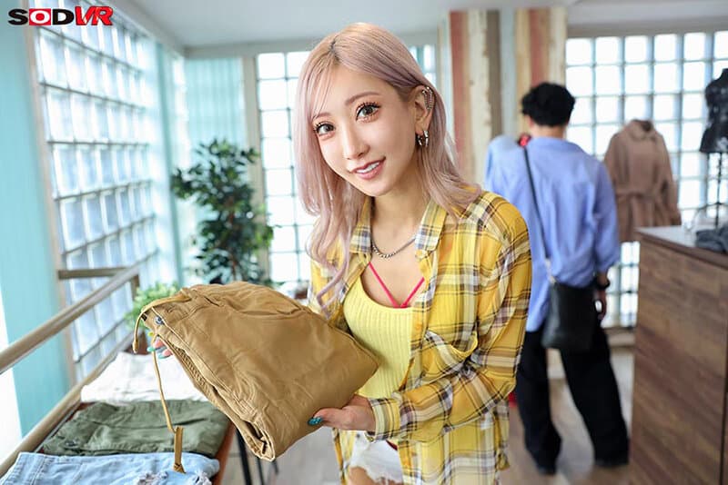 DSVR-1880 【VR】【8K】她悄悄把我带进试衣间，若无其事地引诱我勃起，然后痴女般尽情挑逗我的隐藏肉食系辣妹店员AIKA