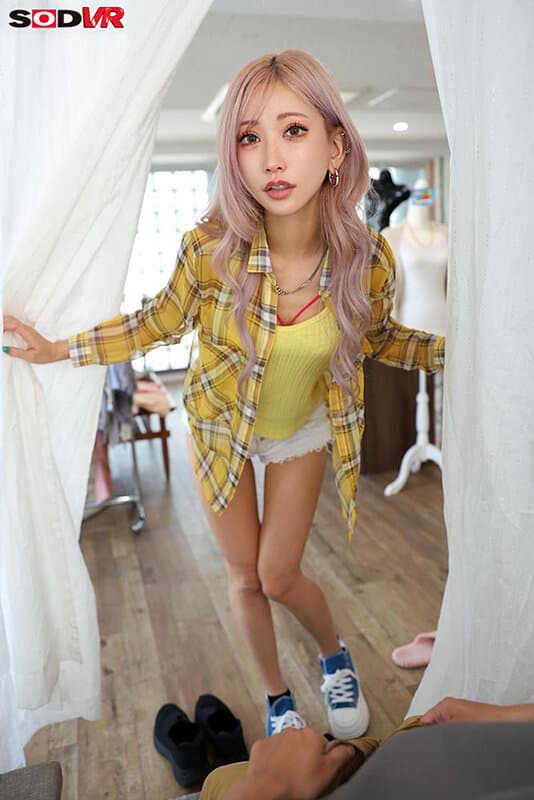 DSVR-1880 【VR】【8K】她悄悄把我带进试衣间，若无其事地引诱我勃起，然后痴女般尽情挑逗我的隐藏肉食系辣妹店员AIKA