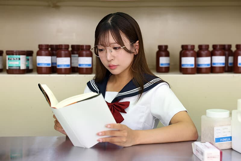 SAVR-905 【VR】またがりキスで夢中にされ、練習してきた腰使いに没頭。罰ゲームで付き合ったクラスの地味女に魅せられ、僕の方から離れられなくなった。 小那海あや