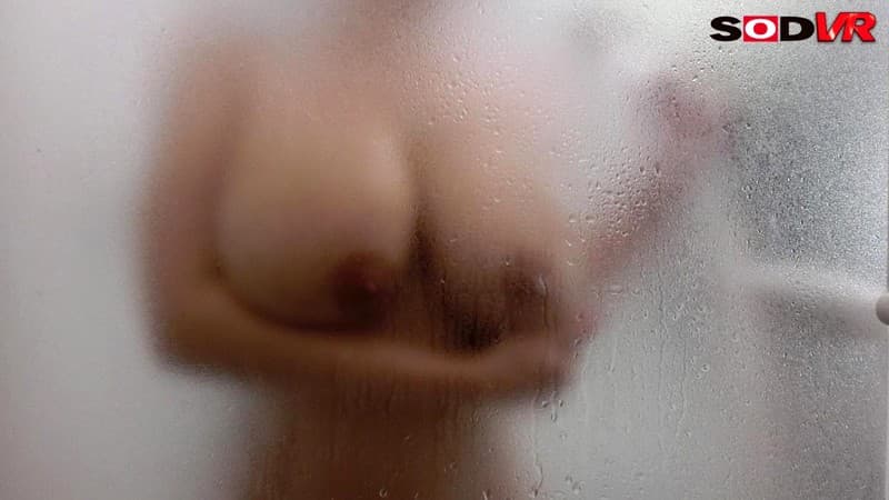 DSVR-242 【VR】脱衣所いったら友達のお姉ちゃんがバスタイム！すりガラス越しにくっきり映る爆乳ボディと脱ぎたてブラジャーでフル勃起していると… in友人宅