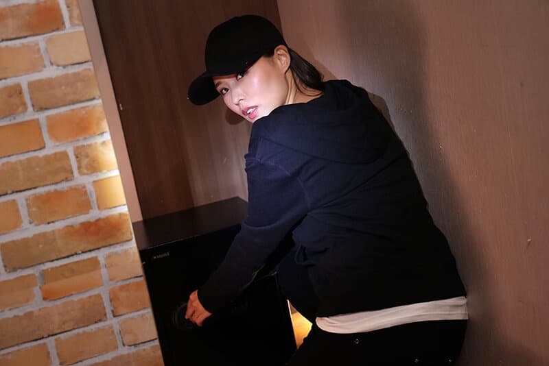 SAVR-397 【VR】金庫破りの犯人は普段真面目な人妻従業員だった…深夜の店内に響き渡る謝罪のヨガリ声 通野未帆 / [8K] SAVR-397 Tsuno Miho Housewife – VR