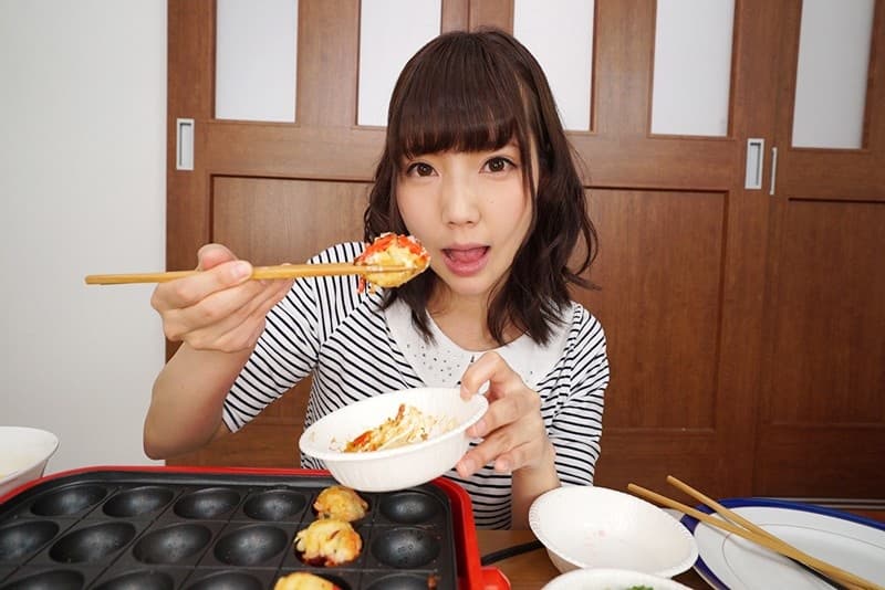 KMVR-458 【VR】タコパしよっ！！愛情たっぷり、タコ焼きを食べてラブラブSEX あけみみう