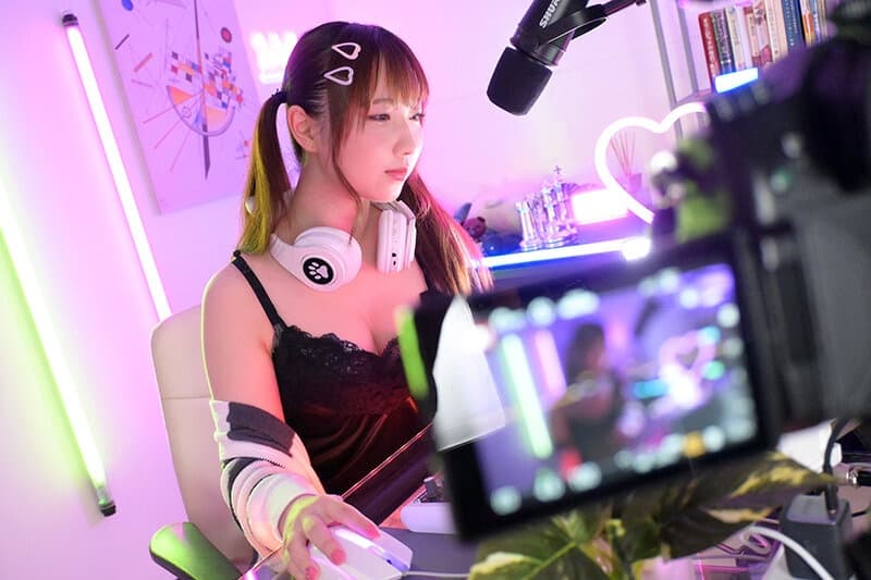 URVRSP-291 【VR】【8K VR】推しの配信者に課金してたらまさかのDMが！欲しがり配信者りあちゃんとのオフパコパパ活一部始終