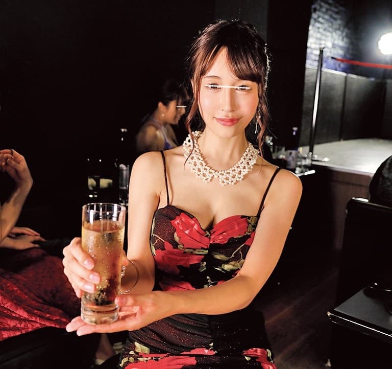 HUNVR-016 【VR】VR長尺 挿入OKおっパブ嬢2 本番禁止のおっパブ嬢でこっそりズラしハメで！おっパブのハッスルタイムで暗くなった隙に全開のチャックからフル勃起チ○ポを出してパンツごとマ○コにメリ込ませたら、拒否するどころ感じ出した！こりゃイケると思いやや強引にズラし挿入…