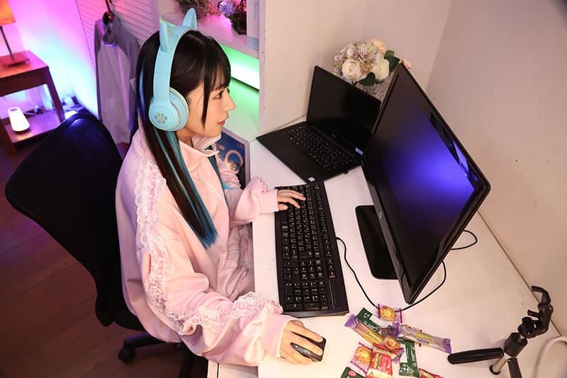 SAVR-350 【VR】ぐちゃパコ 同接最大50人のザコメス配信者はゲームに廃課金したくてオジサン宅で媚薬?ごっくん?放尿?生中出し