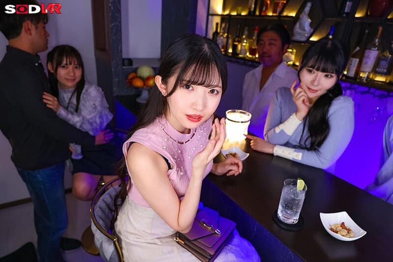 DSVR-1738 【VR】【8K】（リアル大乱交VR）愛している妻と結婚記念日にハプニングバーに訪れて。 気の強く芯のしっかりした妻が、凄いテクニックのおじさんや凄い巨根の若い男に 弄ばれてヤリマン女に堕とされるまで。俺は知らない女性客とハメを外して-2