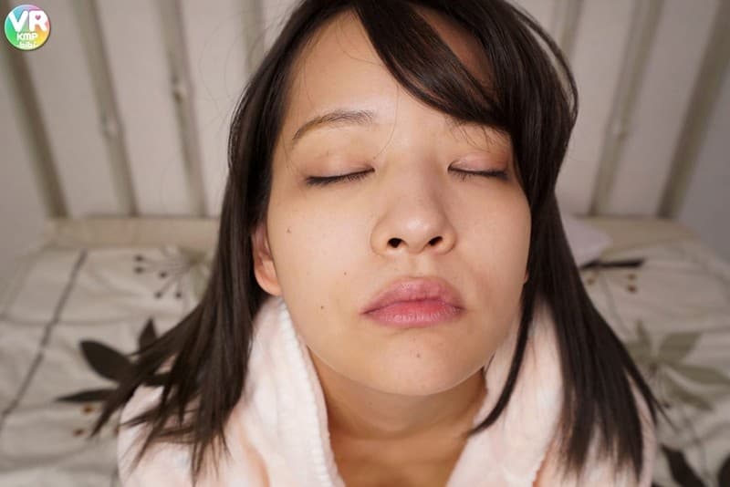 BIKMVR-047 【VR】サークルのアイドルが終電を逃した！！普段は強気な彼女が寝ているところに忍びよると、天使のすっぴん寝顔！！思わずさわさわしてたら彼氏と間違ってそのまま生中出し連続射精SEX！！ あべみかこ