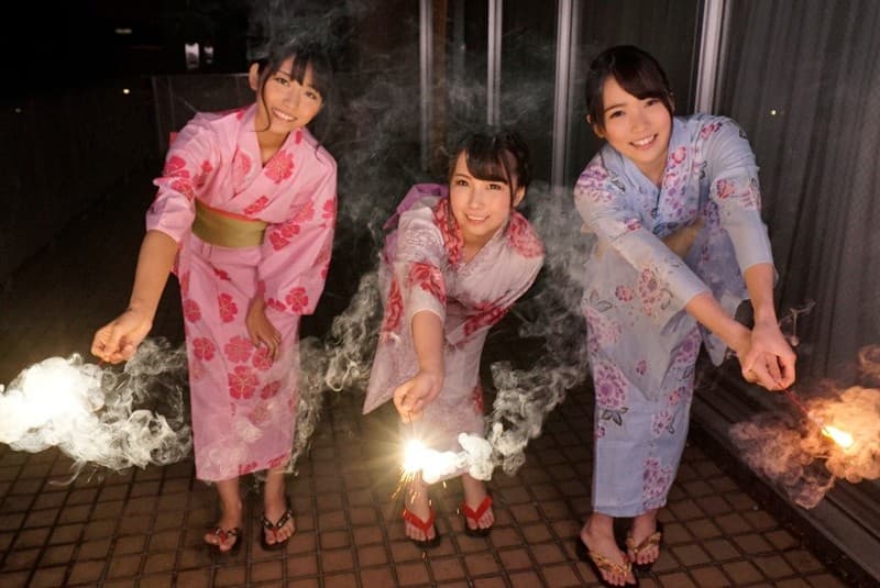 BZVR-013 【VR】花火と焼肉パーティーでどんだけ盛り上げても、女の子に気を使っても、結局モテるのはイケメンだと気づいた…。ただ、諦めずに肉食系女子に、焼肉を丁寧に提供していたら、イケメンは早漏で、欲求不満な女子たちが寄ってきた…。 玉木くるみ?枢木あおい?神宮寺ナオ