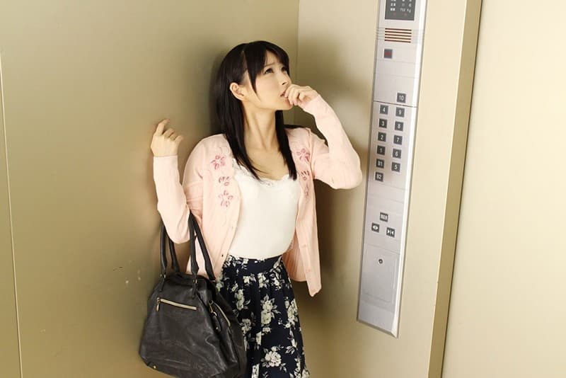 EXVR-128 【VR】エレベーターに男女が閉じ込められちゃった！？ 不安だからとか言いながら手を握ってきたりキスしてきたりで盛り上がって結局中出しSEXしっちゃったボク 波木はるか