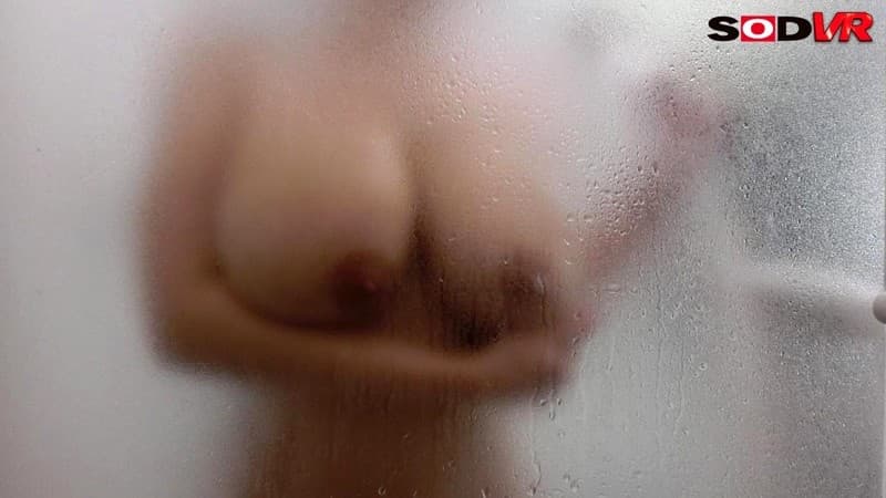 DSVR-242 【VR】脱衣所いったら友達のお姉ちゃんがバスタイム！すりガラス越しにくっきり映る爆乳ボディと脱ぎたてブラジャーでフル勃起していると… in友人宅