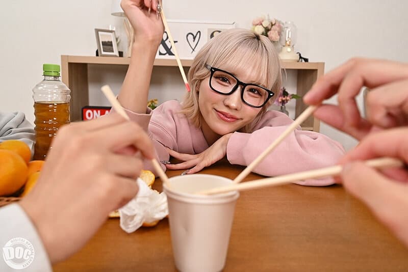 DEVR-013     【VR】「寒いしダルくて出れない」無気力ギャルとコタツ王様ゲームで密着汗だくSEX 春陽モカ