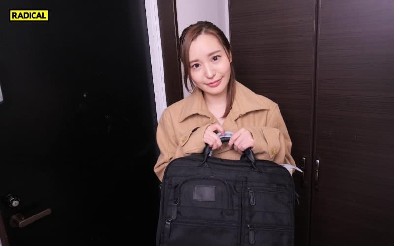 MANIVR-029 【VR】「先輩こういうのが好きなんですよね」飲み会の冗談を真に受けてコートの中は丸裸！妻がいる自宅に押し掛けてきた後輩が家庭内露出でモロ見せ誘惑