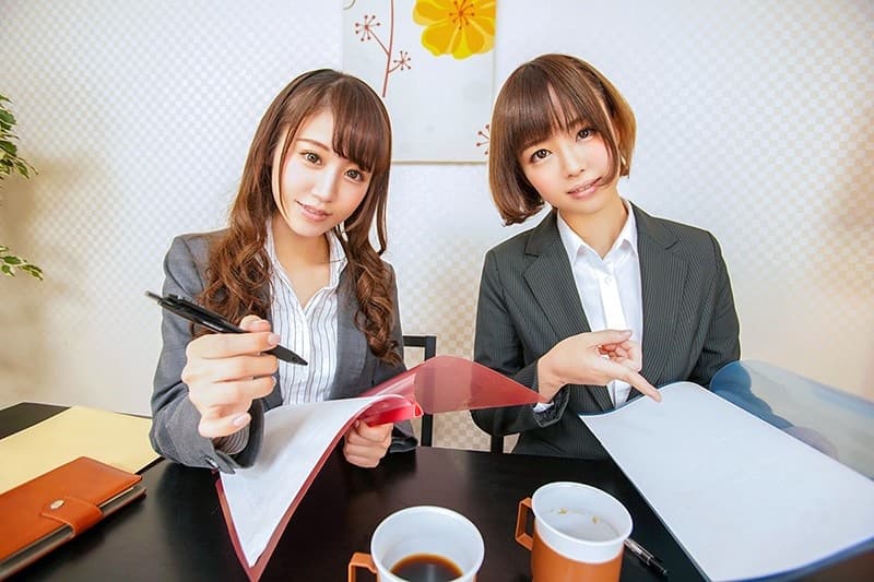 CLVR-053 【VR】出張先のホテルの手違いで同僚OLと相部屋VR ラッキー！と思ったら女上司が乱入して飲み会を開催。 泥酔した同僚OLとイチャLOVEゲームしてたら、女上司が嫉妬して、、、